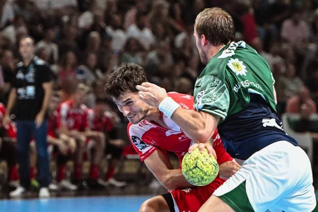 21.09.2025, xlakx, Handball Daikin HBL, Fuechse Berlin - MT Melsungen v.l. Nikolaj Enderleit (MT Melsungen), Max Darj (Fuechse Berlin) Zweikampf, Duell, Kampf, tackle Berlin