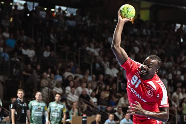 21.09.2025, xlakx, Handball Daikin HBL, Fuechse Berlin - MT Melsungen v.l. Sadou Ntanzi (MT Melsungen) setzt zum Sprungwurf an Berlin