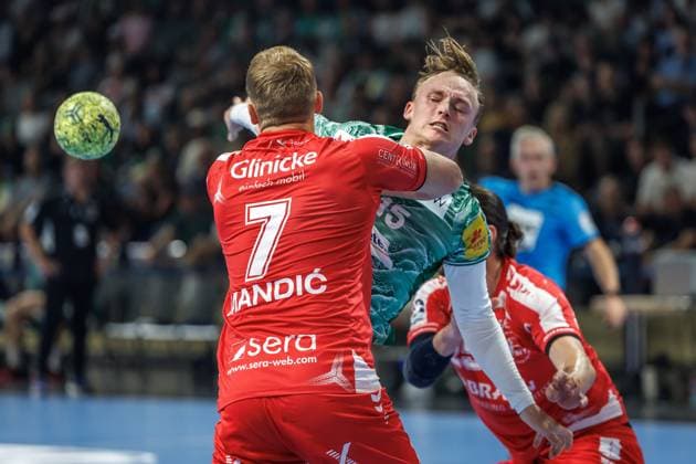 Berlin, 21.09.2025, Handball: Bundesliga, Fuechse Berlin - MT Melsungen, 5. Spieltag, Max-Schmeling-Halle. Tobias Grondahl (Fuechse Berlin) wirft den Ball auf das Tor gegen David Mandic (l, MT Melsungen). Fuechse Berlin - MT Melsungen