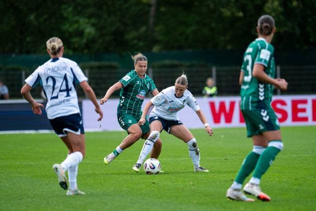 Laura Gloning (TSG Hoffenheim, 20) im Zweikampf, GER, SV Werder Bremen vs TSG 1899 Hoffenheim, Fussball Google Pixel Frauen Bundesliga, 3. Spieltag, Saison 2025 2026, 21.09.2025 DFB regulations prohibit any use of photographs as image sequences and or quasi-video Hoffenheim, Fussball Google Pixel Frauen Bundesliga, 3. Spieltag, Saison 2025 2026, 21.09.2025 Bremen Copyright: xEibner-Pressefoto Memmlerx EP_MMR