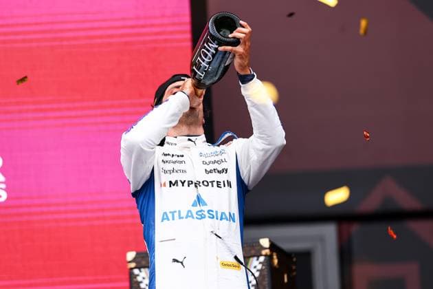 F1 - AZERBAIJAN GRAND PRIX 2025 SAINZ Carlos (spa), Williams Racing FW47, portrait podium celebration during the 2025 Formula 1 Qatar Airways Azerbaijan Grand Prix, 17th round of the 2025 FIA Formula One World Championship, WM, Weltmeisterschaft from September 19 to 21, 2025 on the Baku City Circuit, in Baku, Azerbaijan - BakuAzerbaijan  Copyright: xEricxAlonsox