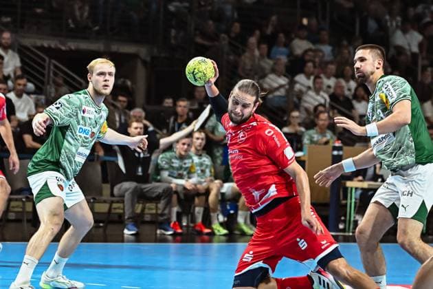 21.09.2025, xlakx, Handball Daikin HBL, Fuechse Berlin - MT Melsungen v.l. Matthes Langhoff (Fuechse Berlin), Olle Forsell Schefvert (MT Melsungen), Fabian Wiede (Fuechse Berlin) setzt zum Sprungwurf an Berlin