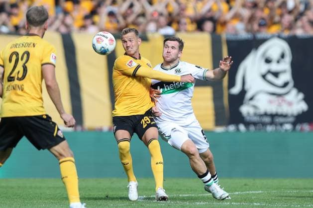 21.09.2025, xtgx, Fussball 2. Bundesliga, SG Dynamo Dresden - Hannover 96 emspor, v.l. Lukas Boeder (Dresden, 29), Benjamin Källman (Hannover, 9) Zweikampf, Duell, Kampf, tackle (DFL DFB REGULATIONS PROHIBIT ANY USE OF PHOTOGRAPHS as IMAGE SEQUENCES and or QUASI-VIDEO) Dresden