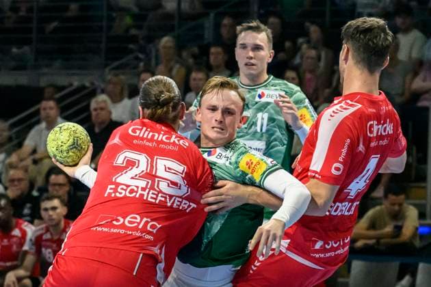im Bild v.l.: Olle Forsell-Schefvert (MT Melsungen), Tobias Grondahl (Fuechse Berlin), Lasse Andersson (Fuechse Berlin), Nikolaj Enderleit (MT Melsungen), Zweikampf, Action, Kampf, kaempft um den Ball, GER, Berlin, Handball, Fuechse Berlin vs MT Melsungen, DAIKIN Handball-Bundesliga, in der Max Schmeling Halle, 21.09.2025, Copyright: HMBxMedia UwexKoch