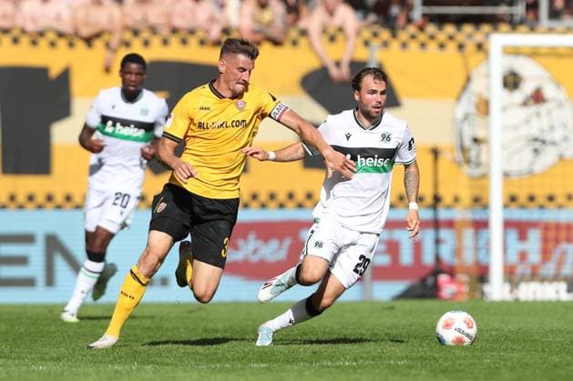 21.09.2025, xtgx, Fussball 2. Bundesliga, SG Dynamo Dresden - Hannover 96 emspor, v.l. Stefan Kutschke (Dresden, 30), Kolja Oudenne (Hannover, 29) Zweikampf, Duell, Kampf, tackle (DFL DFB REGULATIONS PROHIBIT ANY USE OF PHOTOGRAPHS as IMAGE SEQUENCES and or QUASI-VIDEO) Dresden