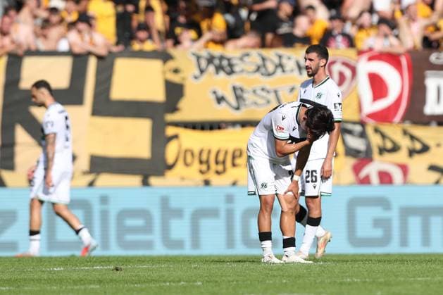 21.09.2025, xtgx, Fussball 2. Bundesliga, SG Dynamo Dresden - Hannover 96 emspor, v.l. Hayate Matsuda (Hannover, 27), Waniss Taibi (Hannover, 26) enttaeuscht, enttäuscht, schaut enttaeuscht, niedergeschlagen, disappointed (DFL DFB REGULATIONS PROHIBIT ANY USE OF PHOTOGRAPHS as IMAGE SEQUENCES and or QUASI-VIDEO) Dresden
