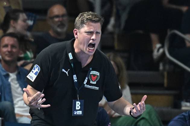 21.09.2025, xlakx, Handball Daikin HBL, Fuechse Berlin - MT Melsungen v.l. Nicolej Krickau (Fuechse Berlin Trainer) gibt Anweisungen, gestikuliert mit den Armen, gesticulate, gives instructions Berlin