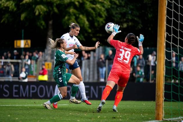 Selina Cerci (TSG Hoffenheim, 29) trifft das Tor zum 1:1 im Zweikampf mit Mariella el Sherif (Werder Bremen, 39), Michelle Weiß (Werder Bremen, 15), GER, SV Werder Bremen vs TSG 1899 Hoffenheim, Fussball Google Pixel Frauen Bundesliga, 3. Spieltag, Saison 2025 2026, 21.09.2025 DFB regulations prohibit any use of photographs as image sequences and or quasi-video Hoffenheim, Fussball Google Pixel Frauen Bundesliga, 3. Spieltag, Saison 2025 2026, 21.09.2025 Bremen Copyright: xEibner-Pressefoto Memmlerx EP_MMR
