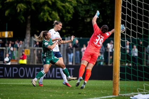 Selina Cerci (TSG Hoffenheim, 29) trifft das Tor zum 1:1 im Zweikampf mit Mariella el Sherif (Werder Bremen, 39), Michelle Weiß (Werder Bremen, 15), GER, SV Werder Bremen vs TSG 1899 Hoffenheim, Fussball Google Pixel Frauen Bundesliga, 3. Spieltag, Saison 2025 2026, 21.09.2025 DFB regulations prohibit any use of photographs as image sequences and or quasi-video Hoffenheim, Fussball Google Pixel Frauen Bundesliga, 3. Spieltag, Saison 2025 2026, 21.09.2025 Bremen Copyright: xEibner-Pressefoto Memmlerx EP_MMR