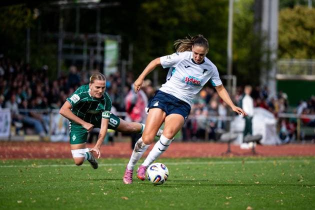 Melissa Koessler (TSG Hoffenheim, 25) im Zweikampf mit Lina Hausicke (Werder Bremen, 18), GER, SV Werder Bremen vs TSG 1899 Hoffenheim, Fussball Google Pixel Frauen Bundesliga, 3. Spieltag, Saison 2025 2026, 21.09.2025 DFB regulations prohibit any use of photographs as image sequences and or quasi-video Hoffenheim, Fussball Google Pixel Frauen Bundesliga, 3. Spieltag, Saison 2025 2026, 21.09.2025 Bremen Copyright: xEibner-Pressefoto Memmlerx EP_MMR