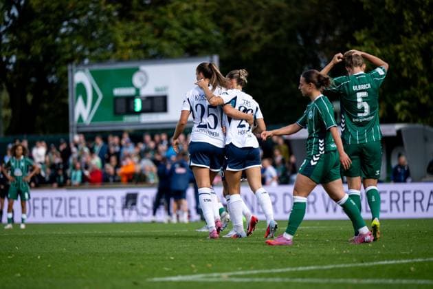 Melissa Koessler (TSG Hoffenheim, 25), Selina Cerci (TSG Hoffenheim, 29) jubeln ueber das Tor zum 1:1, Chiara d Angelo (Werder Bremen, 02), Michelle Ulbrich (Werder Bremen, 05) aergert sich, GER, SV Werder Bremen vs TSG 1899 Hoffenheim, Fussball Google Pixel Frauen Bundesliga, 3. Spieltag, Saison 2025 2026, 21.09.2025 DFB regulations prohibit any use of photographs as image sequences and or quasi-video Hoffenheim, Fussball Google Pixel Frauen Bundesliga, 3. Spieltag, Saison 2025 2026, 21.09.2025 Bremen Copyright: xEibner-Pressefoto Memmlerx EP_MMR