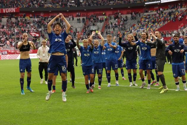 21.09.2025, xhettx, Fussball 2.Bundesliga, Fortuna Duesseldorf - SV Darmstadt 98 v.l. Darmstadt feiert vor den eigenen Fans, besonders Hiroki Akiyama (SV Darmstadt 98, 16) ist im Fokus (DFL DFB REGULATIONS PROHIBIT ANY USE OF PHOTOGRAPHS as IMAGE SEQUENCES and or QUASI-VIDEO) Duesseldorf