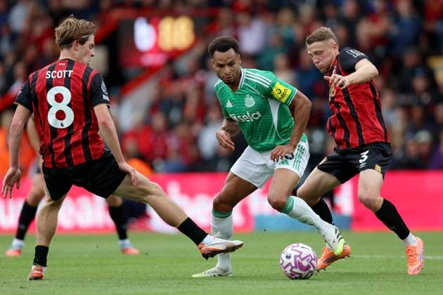 Bournemouth v Newcastle United - Premier League Alex Scott of AFC Bournemouth, Jacob Murphy of Newcastle United and Milos Kerkez of AFC Bournemouth challenge during the Premier League match between Bournemouth and Newcastle United at Vitality Stadium on September 21, 2025 in Bournemouth, England. Bournemouth Vitality Stadium England United Kingdom Copyright: xNigelxFrench Sportsphoto APLx 14135622