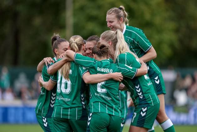 Spielerinnen des SV Werder Bremen mit Torjubel, Jubel, jubeln, jubelt, optimistisch, Spielszene, Highlight, Freude über das Tor zum 2:1, DIE DFB-RICHTLINIEN UNTERSAGEN JEGLICHE NUTZUNG VON FOTOS ALS SEQUENZBILDER UND ODER VIDEOÄHNLICHE FOTOSTRECKEN. DFB REGULATIONS PROHIBIT ANY USE OF PHOTOGRAPHS AS IMAGE SEQUENCES AND OR QUASI-VIDEO., 21.09.2025, Bremen (Deutschland), Fussball, Google Pixel Frauen-Bundesliga, SV Werder Bremen - TSG 1899 Hoffenheim