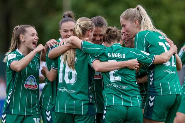 Spielerinnen des SV Werder Bremen mit Torjubel, Jubel, jubeln, jubelt, optimistisch, Spielszene, Highlight, Freude über das Tor zum 2:1, DIE DFB-RICHTLINIEN UNTERSAGEN JEGLICHE NUTZUNG VON FOTOS ALS SEQUENZBILDER UND ODER VIDEOÄHNLICHE FOTOSTRECKEN. DFB REGULATIONS PROHIBIT ANY USE OF PHOTOGRAPHS AS IMAGE SEQUENCES AND OR QUASI-VIDEO., 21.09.2025, Bremen (Deutschland), Fussball, Google Pixel Frauen-Bundesliga, SV Werder Bremen - TSG 1899 Hoffenheim