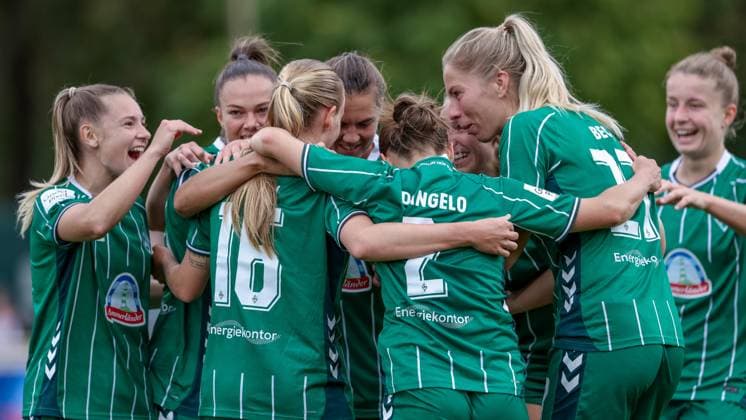 Spielerinnen des SV Werder Bremen mit Torjubel, Jubel, jubeln, jubelt, optimistisch, Spielszene, Highlight, Freude über das Tor zum 2:1, DIE DFB-RICHTLINIEN UNTERSAGEN JEGLICHE NUTZUNG VON FOTOS ALS SEQUENZBILDER UND ODER VIDEOÄHNLICHE FOTOSTRECKEN. DFB REGULATIONS PROHIBIT ANY USE OF PHOTOGRAPHS AS IMAGE SEQUENCES AND OR QUASI-VIDEO., 21.09.2025, Bremen (Deutschland), Fussball, Google Pixel Frauen-Bundesliga, SV Werder Bremen - TSG 1899 Hoffenheim
