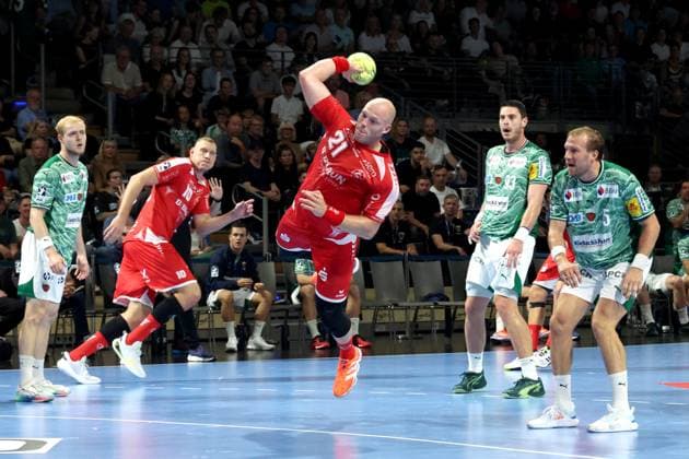 DEU, DHB, 1.HBL, Fuechse Berlin vs. Melsungen, 21.09.2025, Max-Schmeling-Halle, Berlin, DEU, DHB, 1.HBL, Fuechse Berlin vs. Melsungen, im Bild Max Darj (Fuechse Berlin 5), Mijajlo Marsenic (Fuechse Berlin 93), Arnar Freyr Arnarsson (MT Melsungen 21)