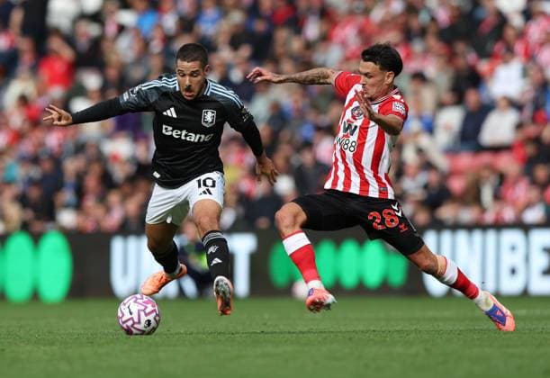 Sunderland, England, 21st September 2025. Enzo Le Fee (R) of Sunderland in action with Emiliano Buendia of Aston Villa during the Sunderland vs Aston Villa Premier League match at the Stadium Of Light, Sunderland. Picture credit should read: Nigel Roddis Sportimage EDITORIAL USE ONLY. No use with unauthorised audio, video, data, fixture lists, club league logos or live services. Online in-match use limited to 120 images, no video emulation. No use in betting, games or single club league player publications. SPI_014_NR_NEWC_ASTO SPI-4153-0014