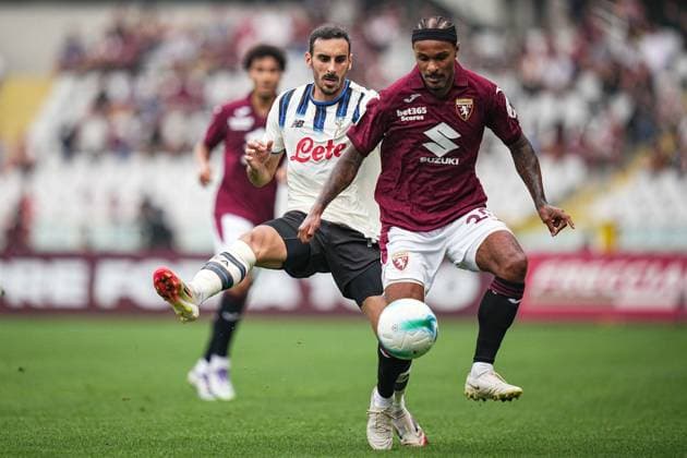 AtalantaÕs Davide Zappacosta fights for the ball with TorinoÕs Valentino Lazaro during the Serie A soccer match between Torino and Atalanta at the Stadio Olimpico Grande Torino in Turin, north west Italy - Sunday, September 21, 2025. - Soccer .  Copyright: xMarcoxAlpozzi LaPressex