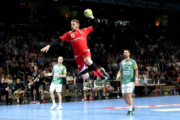 DEU, DHB, 1.HBL, Fuechse Berlin vs. Melsungen, 21.09.2025, Max-Schmeling-Halle, Berlin, DEU, DHB, 1.HBL, Fuechse Berlin vs. Melsungen, im Bild Matthes Langhoff (Fuechse Berlin 25), Fabian Wiede (Fuechse Berlin 3), Dimitri Ignatow (MT Melsungen 11)