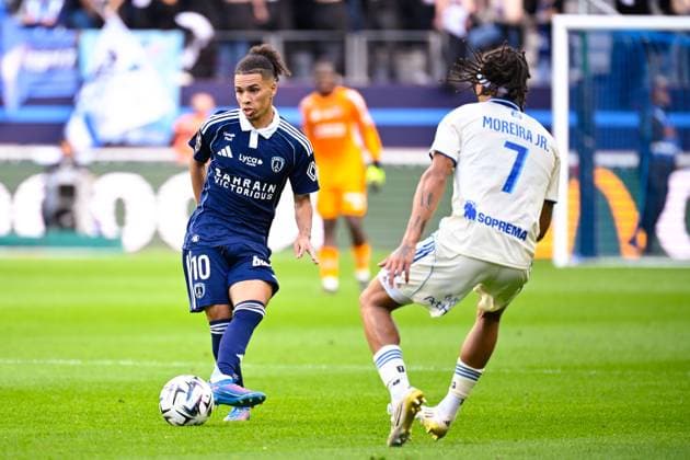 FOOTBALL : Paris FC vs Strasbourg - Ligue 1 - 21 09 2025 Ilan KEBBAL ( 10 - PFC ) and Diego Moreira ( 7 - Strasbourg ) during the Ligue 1 match between Paris FC and RC Strasbourg Alsace at Stade Jean Bouin on September 21, 2025 in Paris, France. ( Photo by Federico Pestellini PsnewZ ) - ParisFrance  Copyright: xFedericoxPestellinix