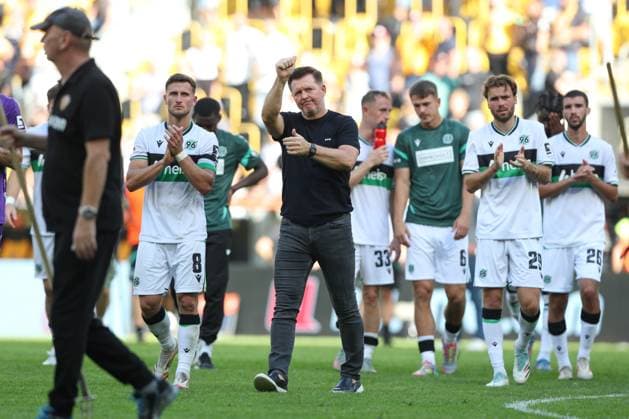 21.09.2025, xtgx, Fussball 2. Bundesliga, SG Dynamo Dresden - Hannover 96 emspor, v.l. Enzo Leopold (Hannover, 8), Christian Titz (Hannover, Trainer) Bedankt sich bei den Fans enttaeuscht, enttäuscht, schaut enttaeuscht, niedergeschlagen, disappointed (DFL DFB REGULATIONS PROHIBIT ANY USE OF PHOTOGRAPHS as IMAGE SEQUENCES and or QUASI-VIDEO) Dresden