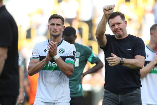 21.09.2025, xtgx, Fussball 2. Bundesliga, SG Dynamo Dresden - Hannover 96 emspor, v.l. Enzo Leopold (Hannover, 8), Christian Titz (Hannover, Trainer) Bedankt sich bei den Fans enttaeuscht, enttäuscht, schaut enttaeuscht, niedergeschlagen, disappointed (DFL DFB REGULATIONS PROHIBIT ANY USE OF PHOTOGRAPHS as IMAGE SEQUENCES and or QUASI-VIDEO) Dresden
