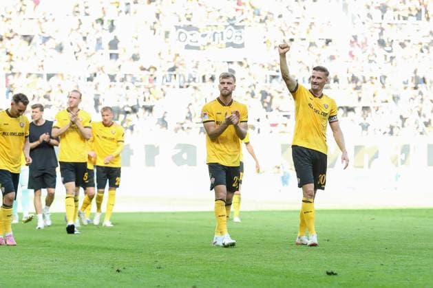 21.09.2025, xtgx, Fussball 2. Bundesliga, SG Dynamo Dresden - Hannover 96 emspor, v.l. Lars Buenning (Bünning, Dresden, 23), Stefan Kutschke (Dresden, 30) Bedankt sich bei den Fans (DFL DFB REGULATIONS PROHIBIT ANY USE OF PHOTOGRAPHS as IMAGE SEQUENCES and or QUASI-VIDEO) Dresden