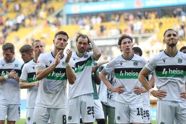 21.09.2025, xtgx, Fussball 2. Bundesliga, SG Dynamo Dresden - Hannover 96 emspor, v.l. Kolja Oudenne (Hannover, 29), Jannik Rochelt (Hannover, 10) enttaeuscht, enttäuscht, schaut enttaeuscht, niedergeschlagen, disappointed (DFL DFB REGULATIONS PROHIBIT ANY USE OF PHOTOGRAPHS as IMAGE SEQUENCES and or QUASI-VIDEO) Dresden
