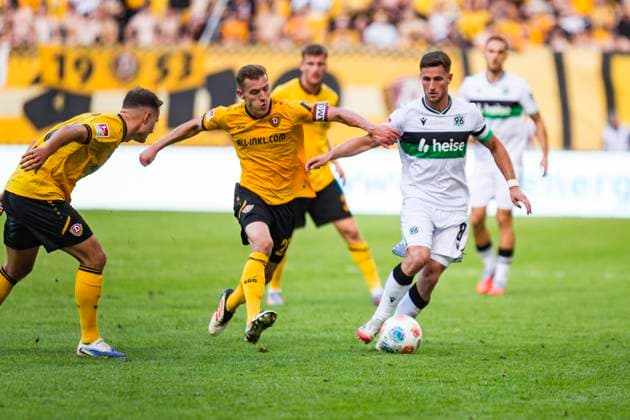 21.09.2025, xomx, Fussball 2.Bundesliga, Dynamo Dresden - Hannover 96 v.l. Niklas Hauptmann (Dynamo Dresden) und Enzo Leopold (Hannover 96) im Zweikampf am Ball (DFL DFB REGULATIONS PROHIBIT ANY USE OF PHOTOGRAPHS as IMAGE SEQUENCES and or QUASI-VIDEO) Dresden