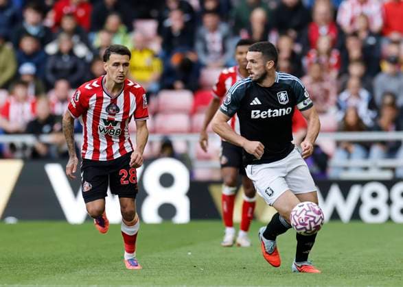 Sunderland v Aston Villa Premier League Enzo Le FŽe of Sunderland (left) and JohnÊMcGinn of Aston Villa in action during the Premier League match at the Stadium Of Light, Sunderland UK Newspapers OUT Copyright: xFredxPalmerx FIL-22264-0085