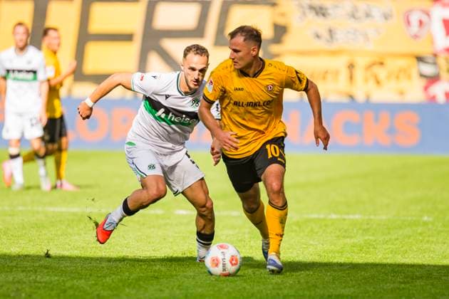 21.09.2025, xomx, Fussball 2.Bundesliga, Dynamo Dresden - Hannover 96 v.l. Vinko Sapina (Dynamo Dresden) und Jannik Rochelt (Hannover 96) im Zweikampf am Ball. (DFL DFB REGULATIONS PROHIBIT ANY USE OF PHOTOGRAPHS as IMAGE SEQUENCES and or QUASI-VIDEO) Dresden