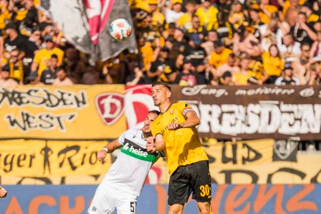 21.09.2025, xomx, Fussball 2.Bundesliga, Dynamo Dresden - Hannover 96 v.l. Virgil GhiÈ›Äƒ (Hannover 96) und Stefan Kutschke (Dynamo Dresden) im Zweikampf am Ball (DFL DFB REGULATIONS PROHIBIT ANY USE OF PHOTOGRAPHS as IMAGE SEQUENCES and or QUASI-VIDEO) Dresden
