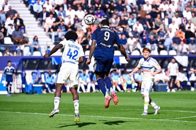 FOOTBALL : Paris FC vs Strasbourg - Ligue 1 - 21 09 2025 Willem Geubbels ( 9 - PFC ) and Abdoul Ouattara ( 42 - Strasbourg ) during the Ligue 1 match between Paris FC and RC Strasbourg Alsace at Stade Jean Bouin on September 21, 2025 in Paris, France. ( Photo by Federico Pestellini PsnewZ ) - ParisFrance  Copyright: xFedericoxPestellinix