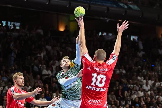 21.09.2025, xlakx, Handball Daikin HBL, Fuechse Berlin - MT Melsungen v.l. Mathias Gidsel (Fuechse Berlin), Dainis Kristopans (MT Melsungen) Zweikampf, Duell, Kampf, tackle Berlin