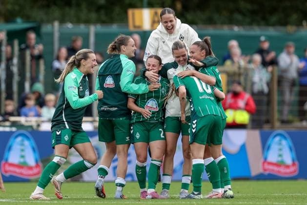 Spielerinnen des SV Werder Bremen mit Jubel über den Sieg, Freude über das gewonnene Spiel, DIE DFB-RICHTLINIEN UNTERSAGEN JEGLICHE NUTZUNG VON FOTOS ALS SEQUENZBILDER UND ODER VIDEOÄHNLICHE FOTOSTRECKEN. DFB REGULATIONS PROHIBIT ANY USE OF PHOTOGRAPHS AS IMAGE SEQUENCES AND OR QUASI-VIDEO., 21.09.2025, Bremen (Deutschland), Fussball, Google Pixel Frauen-Bundesliga, SV Werder Bremen - TSG 1899 Hoffenheim