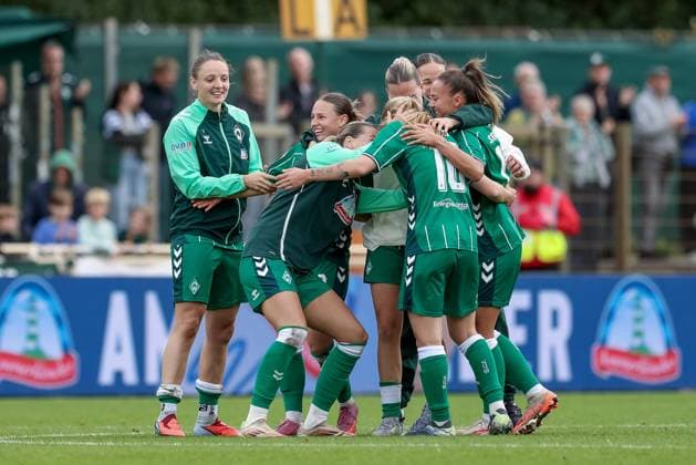 Spielerinnen des SV Werder Bremen mit Jubel über den Sieg, Freude über das gewonnene Spiel, DIE DFB-RICHTLINIEN UNTERSAGEN JEGLICHE NUTZUNG VON FOTOS ALS SEQUENZBILDER UND ODER VIDEOÄHNLICHE FOTOSTRECKEN. DFB REGULATIONS PROHIBIT ANY USE OF PHOTOGRAPHS AS IMAGE SEQUENCES AND OR QUASI-VIDEO., 21.09.2025, Bremen (Deutschland), Fussball, Google Pixel Frauen-Bundesliga, SV Werder Bremen - TSG 1899 Hoffenheim