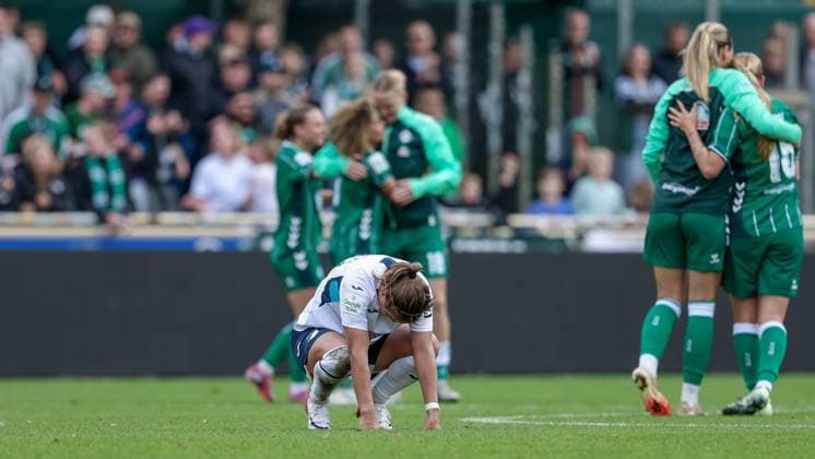 Dominika Grabowska (TSG 1899 Hoffenheim, 16) hockt nach dem Abpfiff auf dem Boden, enttäuscht über die Niederlage, Enttäuschung nach dem Schlusspfiff, Abpfiff, Highlight, Verlierer, verloren, Frustration, pessimistisch, im Hintergund die Spielerinnen des SV Werder Bremen mit Jubel über den Sieg, Freude über das gewonnene Spiel, DIE DFB-RICHTLINIEN UNTERSAGEN JEGLICHE NUTZUNG VON FOTOS ALS SEQUENZBILDER UND ODER VIDEOÄHNLICHE FOTOSTRECKEN. DFB REGULATIONS PROHIBIT ANY USE OF PHOTOGRAPHS AS IMAGE SEQUENCES AND OR QUASI-VIDEO., 21.09.2025, Bremen (Deutschland), Fussball, Google Pixel Frauen-Bundesliga, SV Werder Bremen - TSG 1899 Hoffenheim