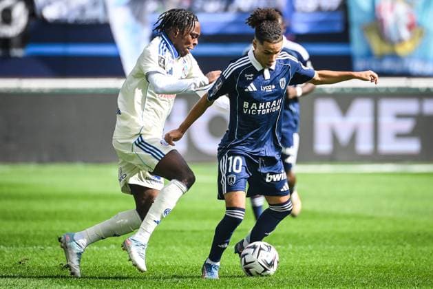 September 21, 2025, Paris, France, France: Martial GODO of Strasbourg and Ilan KEBBAL of Paris FC during the Ligue 1 match between Paris FC and RC Strasbourg at Jean-Bouin Stadium on September 21, 2025 in Paris, France. Paris France - ZUMAm308 20250921_zsp_m308_001 Copyright: xMatthieuxMirvillex