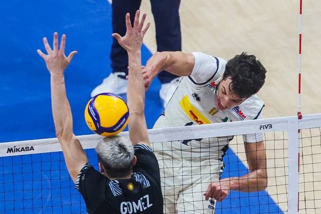(250921) -- PASAY CITY, Sept. 21, 2025 -- Mattia Bottolo (R) of Italy competes against German Alfredo Gomez of Argentina during the round of 16 match between Italy and Argentina at the FIVB Men s World Championship, WM, Weltmeisterschaft 2025 in Pasay City, the Philippines, on Sept. 21, 2025. ) (SP)PHILIPPINES-QUEZON CITY-VOLLEYBALL-FIVB MEN S WORLD CHAMPIONSHIP 2025-ITA VS ARG ROUELLExUMALI 