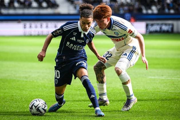 September 21, 2025, Paris, France, France: Ilan KEBBAL of Paris FC and Valentin BARCO of Strasbourg during the Ligue 1 match between Paris FC and RC Strasbourg at Jean-Bouin Stadium on September 21, 2025 in Paris, France. Paris France - ZUMAm308 20250921_zsp_m308_002 Copyright: xMatthieuxMirvillex