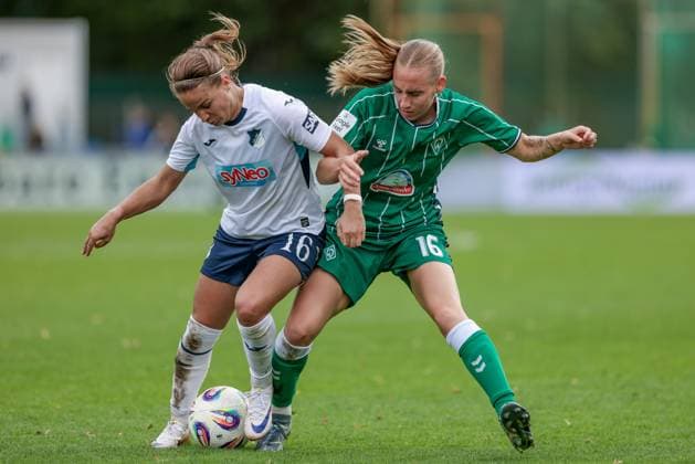 v.li.: Dominika Grabowska (TSG 1899 Hoffenheim, 16) und Emöke Papai (SV Werder Bremen, 16) im Zweikampf, Duell, Dynamik, Aktion, Action, Spielszene, DIE DFB-RICHTLINIEN UNTERSAGEN JEGLICHE NUTZUNG VON FOTOS ALS SEQUENZBILDER UND ODER VIDEOÄHNLICHE FOTOSTRECKEN. DFB REGULATIONS PROHIBIT ANY USE OF PHOTOGRAPHS AS IMAGE SEQUENCES AND OR QUASI-VIDEO., 21.09.2025, Bremen (Deutschland), Fussball, Google Pixel Frauen-Bundesliga, SV Werder Bremen - TSG 1899 Hoffenheim