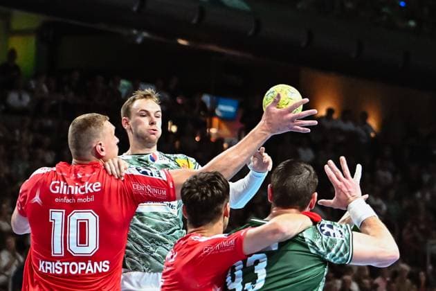 21.09.2025, xlakx, Handball Daikin HBL, Fuechse Berlin - MT Melsungen v.l. Dainis Kristopans (MT Melsungen),Mathias Gidsel (Fuechse Berlin)Nikolaj Enderleit (MT Melsungen),Mijajlo Marsenic (Fuechse Berlin) Zweikampf, Duell, Kampf, tackle Berlin