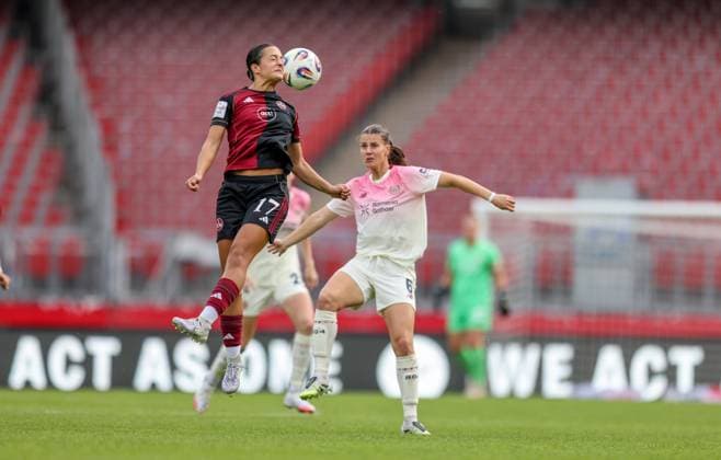 DEU, Nürnberg, FC Nürnberg vs Bayer Leverkusen, Google Pixel Bundesliga, DFB, Saison 2526, Max-Morlock-Stadion, 3. Spieltag, im Bild v.l.n.r: Selma LiÄina (Nürnberg 17), Katharina Piljić (Bayer Leverkusen 6) DFB DFL REGULATIONS PROHIBIT ANY USE OF PHOTOGRAPHS AS IMAGE SEQUENCES AND OR QUASI-VIDEO, 21.09.2025, Copyright: HMBxMedia HendrikxHamelau