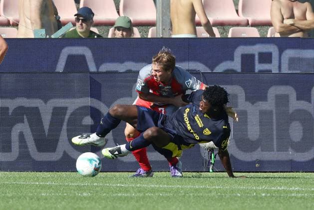 Cremonese s Alessio Zerbin and ParmaÕs Abdoulaye Ndiaye during the Serie A soccer match between Cremonese and Parma at the Giovanni Zini Stadium in Cremona Italy - Sunday, 21 September 2025. - Soccer .  Copyright: xAlbertoxMariani LaPressex