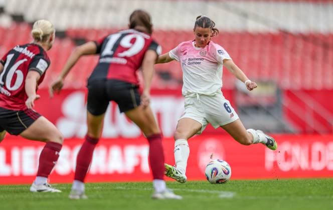 DEU, Nürnberg, FC Nürnberg vs Bayer Leverkusen, Google Pixel Bundesliga, DFB, Saison 2526, Max-Morlock-Stadion, 3. Spieltag, im Bild v.l.n.r: Sanja Homann (Nürnberg 19), Katharina Piljić (Bayer Leverkusen 6) DFB DFL REGULATIONS PROHIBIT ANY USE OF PHOTOGRAPHS AS IMAGE SEQUENCES AND OR QUASI-VIDEO, 21.09.2025, Copyright: HMBxMedia HendrikxHamelau