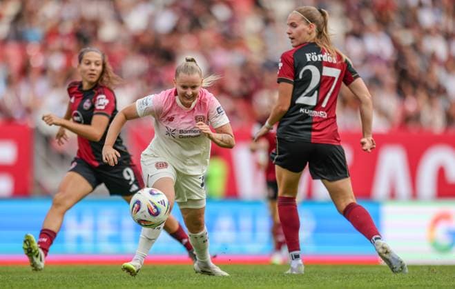 DEU, Nürnberg, FC Nürnberg vs Bayer Leverkusen, Google Pixel Bundesliga, DFB, Saison 2526, Max-Morlock-Stadion, 3. Spieltag, im Bild v.l.n.r: Vanessa Fudalla (Bayer Leverkusen 21), Beatrix FördÅ‘s (Nürnberg 27) DFB DFL REGULATIONS PROHIBIT ANY USE OF PHOTOGRAPHS AS IMAGE SEQUENCES AND OR QUASI-VIDEO, 21.09.2025, Copyright: HMBxMedia HendrikxHamelau