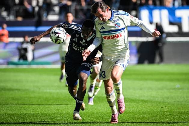 September 21, 2025, Paris, France, France: Hamari TRAORE of Paris FC and Ben CHILWELL of Strasbourg during the Ligue 1 match between Paris FC and RC Strasbourg at Jean-Bouin Stadium on September 21, 2025 in Paris, France. Paris France - ZUMAm308 20250921_zsp_m308_004 Copyright: xMatthieuxMirvillex