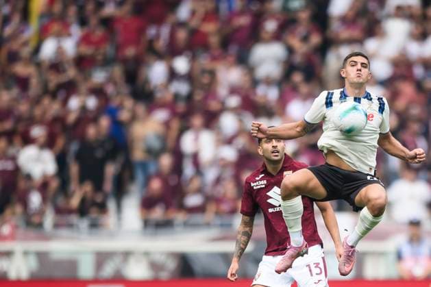 Torino FC v Atalanta BC - Serie A Nikola Krstovic of Atalanta BC competes for the ball with Guillermo Maripan of Torino FC during the Serie A football match between Torino FC and Atalanta BC. Turin Italy Copyright: xNicolòxCampox