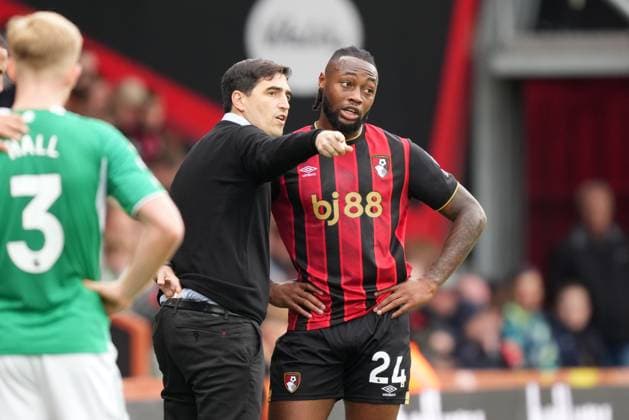 Bournemouth v Newcastle United, Premier League, Football, Vitality Stadium, Bournemouth, UK - 21 Sep 2025 Andoni Iraola manager of Bournemouth gives instructions to Antoine Semenyo of Bournemouth. Bournemouth Vitality Stadium Bournemouth GBR, UK NEWSPAPERS OUT Copyright: xSeanxRyanx